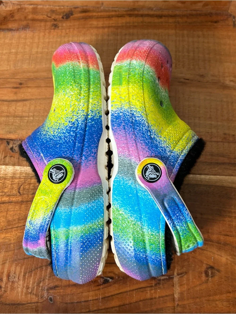 CROCS Unisex Big Kids Clogs with Multicolor Tie-Dye Fuzzy Insole J2